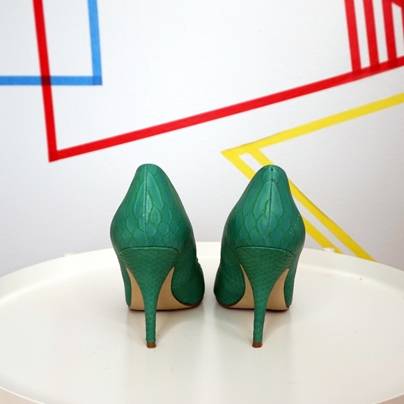GUESS Turquoise Snake Skin Pump - Picture 3 of 6